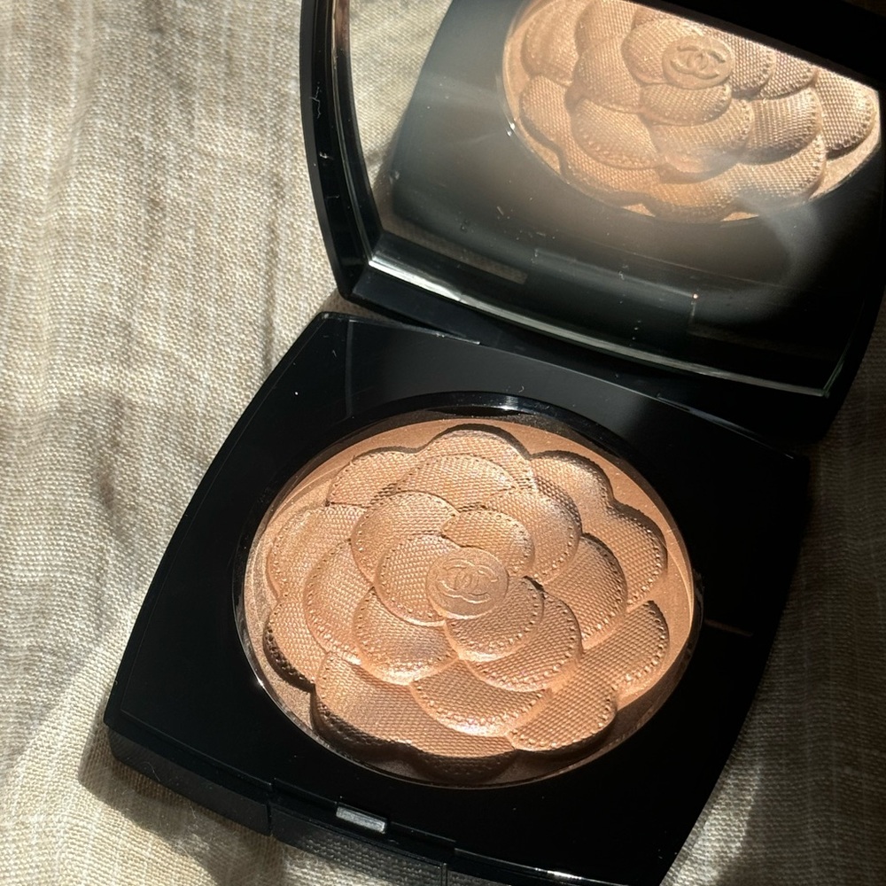 Chanel Rêve de Camelia illuminating powder